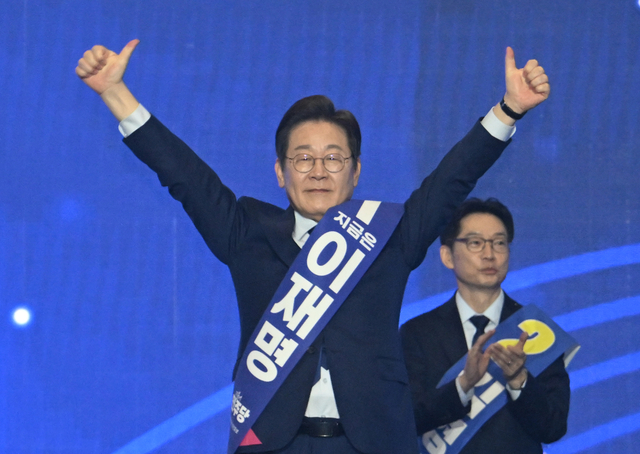 이재명 더불어민주당 대선 후보가 27일 경기 고양시 킨텍스에서 열린 ‘제21대 대통령선거 후보자 선출을 위한 수도권·강원·제주 경선 및 최종 후보자 선출 대회’에서 엄지를 들고 있다. 연합뉴스(공동취재단)