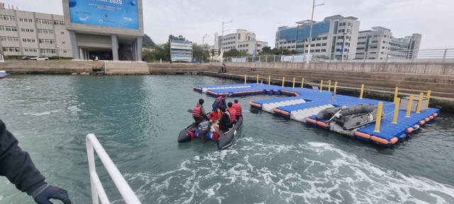 구조되는 고무보트 이용객들. 부산해양경찰서