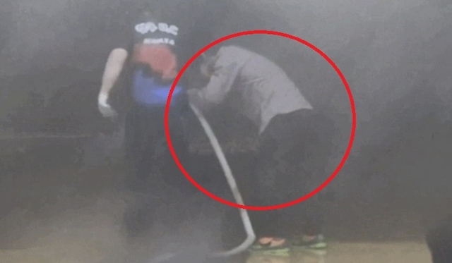 지수룡 소방경이 검은 연기 속에서도 화재 초기 진화를 하고 있다. 인천소방본부 제공