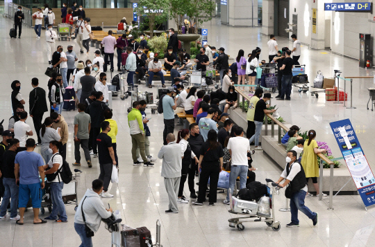 지난달 29일 인천국제공항 1터미널 입국장이 해외 여행객들로 붐비고 있다. 연합뉴스