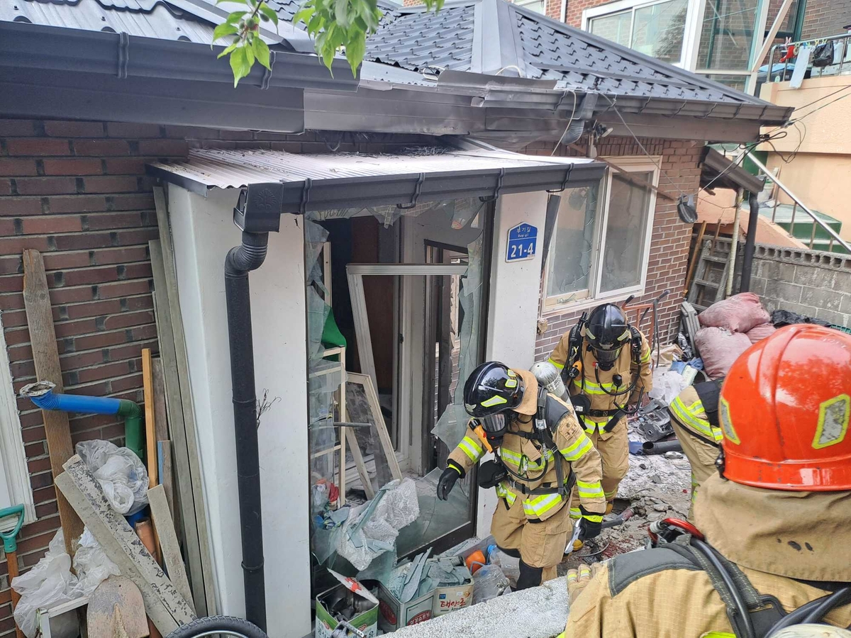 강릉 주택가 고물상서 포탄 폭발 사고 3명 중경상