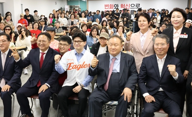 국민의힘 한동훈 대선 경선 후보가 28일 오전 국민의힘 대전시당을 찾아 당원 간담회를 마친 뒤 기념 촬영을 하고 있다. 연합뉴스