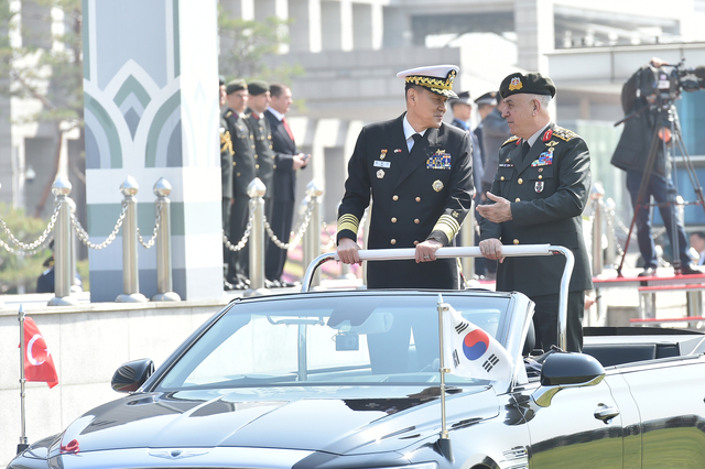 김명수(왼쪽) 합참의장과 메틴 규락 튀르키예 총사령관이 서울 용산 국방부에서 의장대를 사열하고 있다. 합참 제공