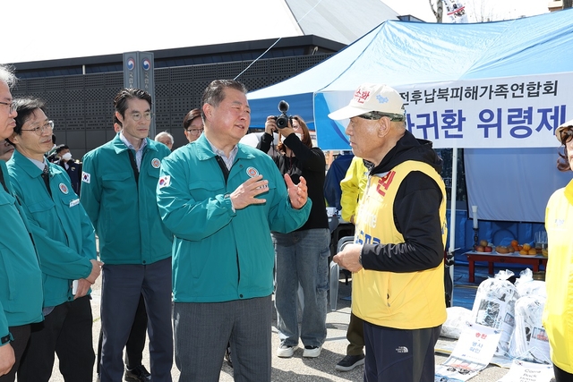 김경일(왼쪽) 파주시장이 납북자가족 모임 관계자와 얘기를 나누고 있다. 파주시 제공