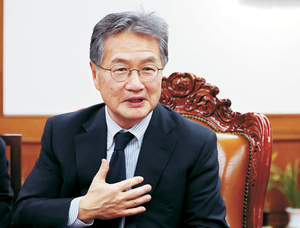 ‘민감 국가 논란’ 때 빠르게 진화… 美대사 공백 잊게한 한국계 ‘대행’[Leadership]