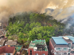 대구 북구 함지산 산불, 민가로 확산 중