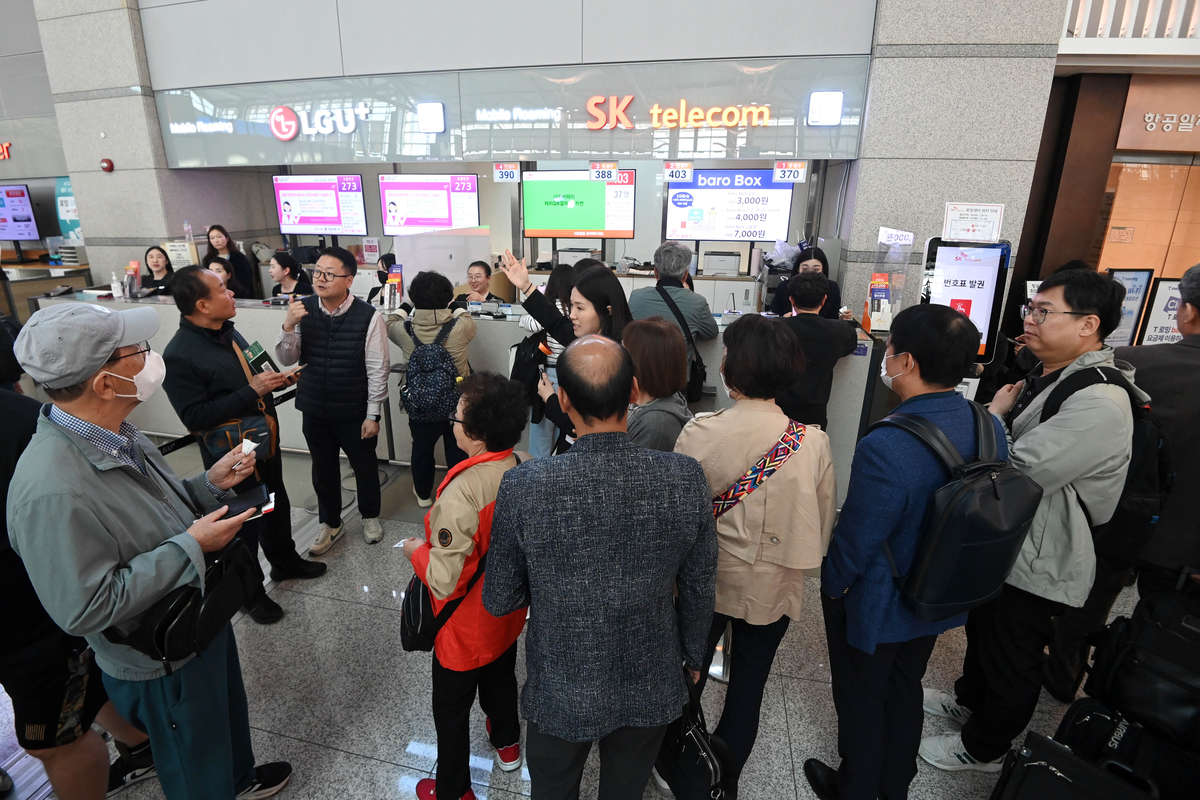 유심 바꾸려 인천공항 로밍센터도 긴줄… 비행기 놓칠라 발동동