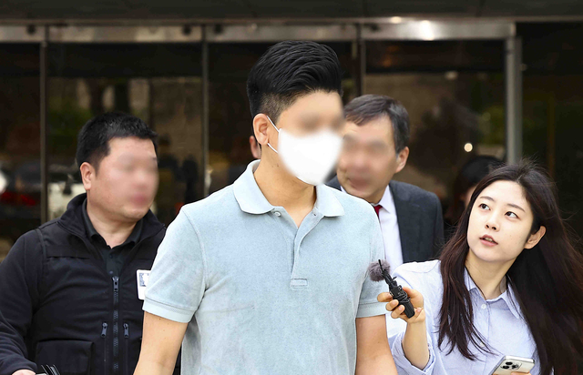 마약 투약 혐의를 받는 이철규 국민의힘 의원 아들 이 모씨가 23일 서울 서초구 서울중앙지법에서 구속 전 피의자 심문(영장실질심사)을 마치고 청사 밖으로 나서고 있다. 뉴시스