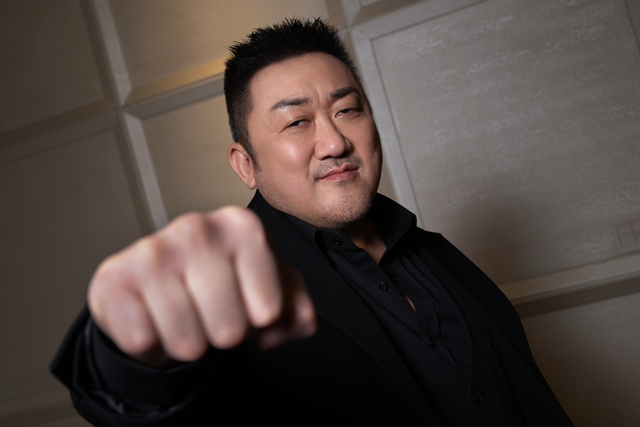 배우 마동석은 영화 ‘거룩한 밤:데몬 헌터스’에서 압도적인 완력으로 악령을 때려잡는 퇴마술사를 연기한다. 롯데엔터테인먼트 제공
