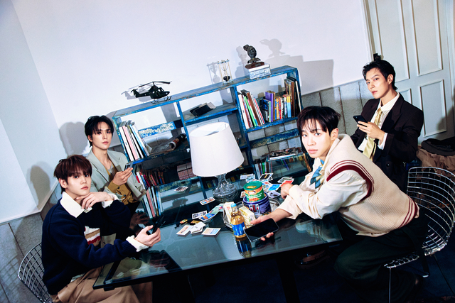 그룹 하이라이트. 어라운드어스 제공
