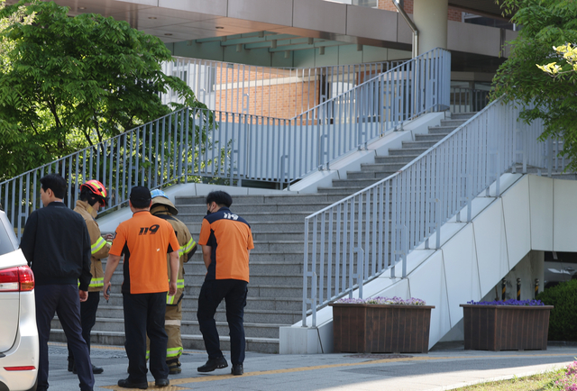 28일 학생 흉기 난동이 발생한 청주의 한 고등학교에서 소방 당국 등이 사고 상황을 파악하고 있다. 연합뉴스