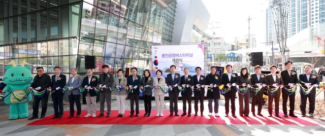 28일 경기 용인시 처인구 김량장동 일원 용인공영버스터미널에서 이상일(가운데) 용인시장과 시의원 등 내빈들이 시설 개관을 알리는 테이프 커팅식을 하고 있다. 용인시청 제공