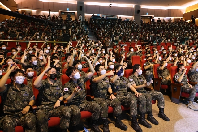 장병들이 국방일보 위문열차 공연을 보며 환호하고 있다. 국방홍보원 제공