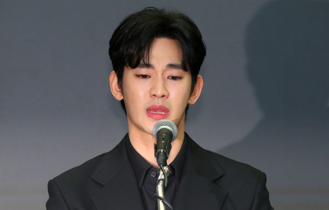 배우 김수현이 지난 3월 31일 오후 서울 마포구 스탠포드호텔에서 기자회견을 열고 자신을 둘러싼 의혹에 대해 입장을 밝히고 있다. 뉴시스