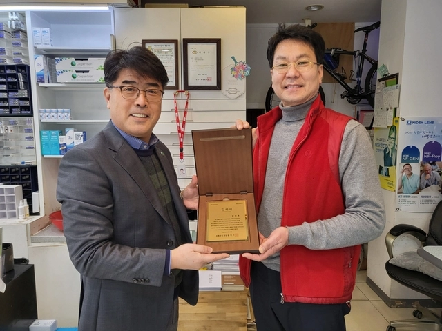 장인호(오른쪽) 후원자가 초록우산 감사패를 받고 있다.