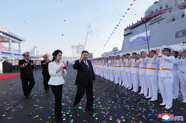 북한 김정은 국무위원장이 딸 주애와 함께 지난 25일 5000t급 신형다목적구축함 ‘최현함(북한 표기 최현호)’ 진수식에 참석했다고 조선중앙통신이 26일 보도했다. 조선중앙통신 캡처/연합뉴스