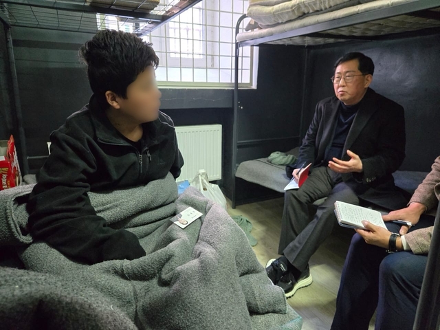 유용원 국민의힘 의원이 지난해 우크라이나에서 북한군 포로를 면담하믄 모습. 유용원 의원실 제공