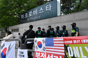 전두환 이후 첫 전직대통령 사저 압수수색
