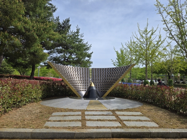 울산대공원 동문에 설치된 ‘산재 희생자 위령탑’ . 울산시청 제공