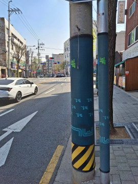 불법 유동광고물 부착방지판이 설치돼 있다.강북구청 제공