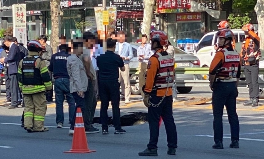 [속보]강동구 길동사거리서 땅꺼짐 발생…누수 원인