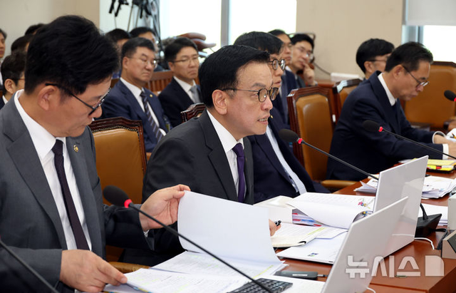 최상목 경제부총리 겸 기획재정부 장관이 30일 오전 서울 여의도 국회에서 열린 기획재정위원회 전체회의에서 의원의 질의에 답변하고 있다.  뉴시스