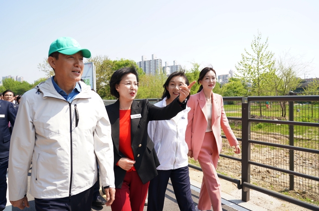개통식에서 이수희(왼쪽 두번째)강동구청장과 오세훈 서울시장이 이야기를 나누고 있다.강동구청 제공
