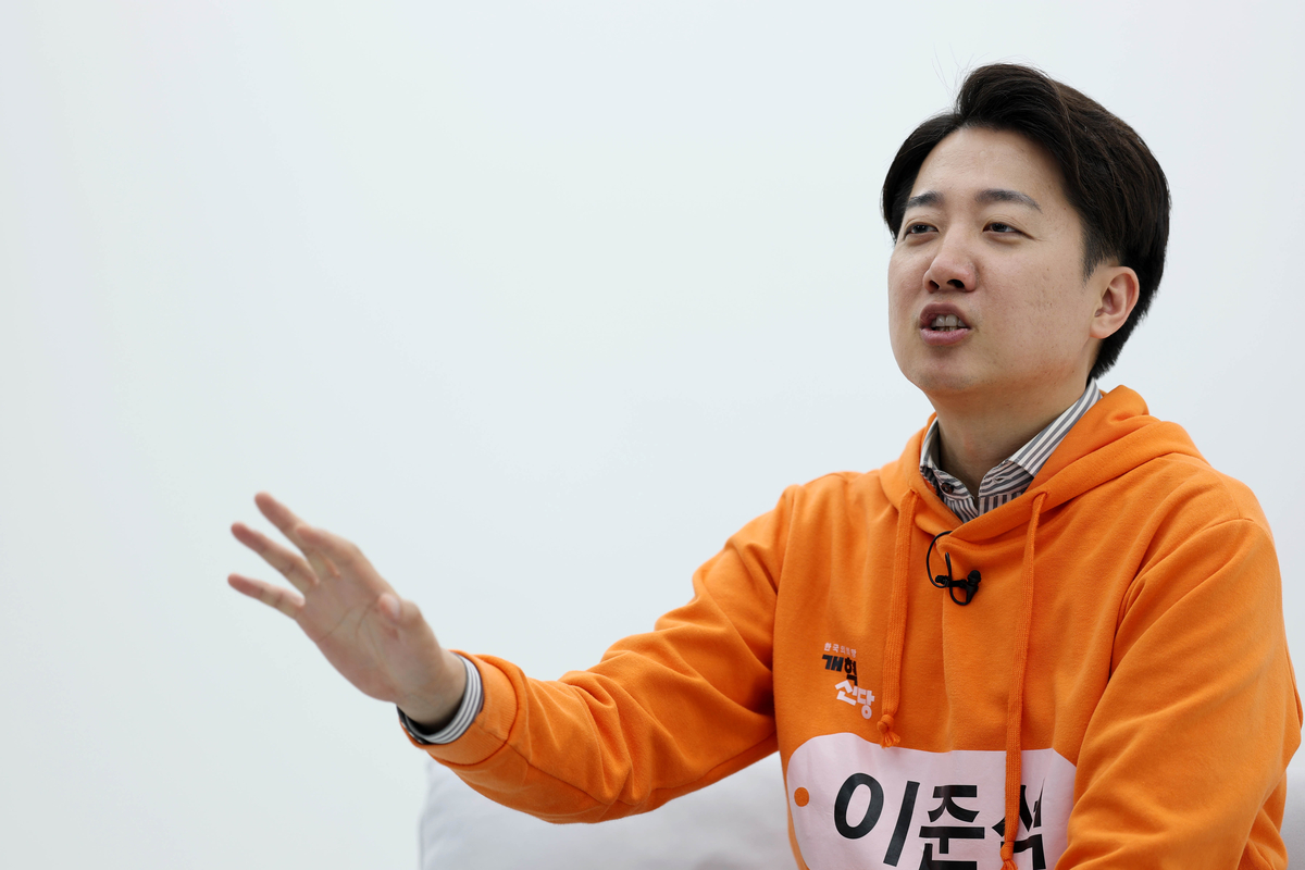이준석 “단기 군간부 복무기간 2년까지 단축…대학등록금 지원”