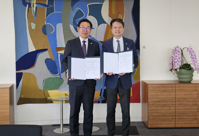 김완기 특허청장(왼쪽) 28일 오후 (현지시간), 세계지식재산기구 본부(스위스 제네바 소재)에서 다렌 탕(Daren Tang) 사무총장과 회담을 갖고, MOU를 체결하고 있다.