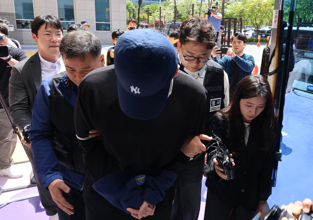 청주의 한 고등학교 내외부에서 흉기 난동을 벌여 교사와 주민 등 6명을 다치게 한 A(17)군이 30일 오후 영장실질심사에 출석하기 위해 청주지법에 들어가고 있다. 연합뉴스