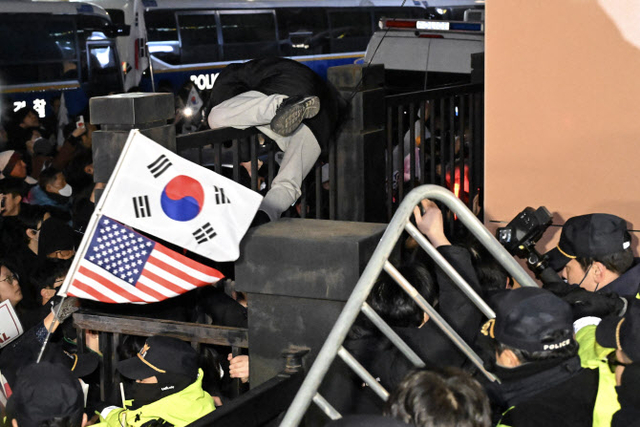 서부지법에 침입하고 있는 사람들. 연합뉴스