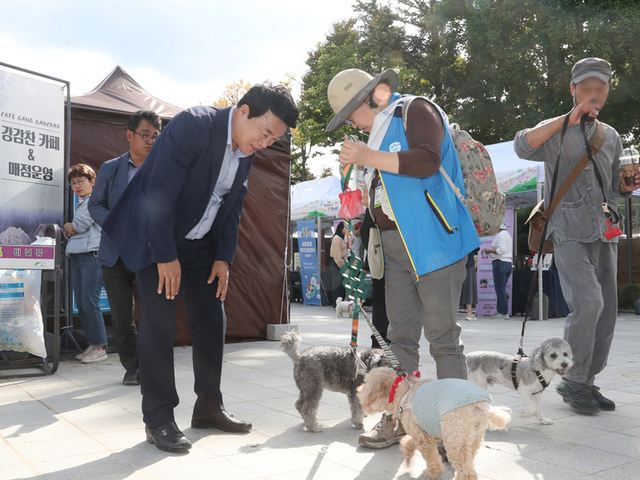 박준희(왼쪽) 서울 관악구청장이 지난해 개최된 ‘동물과의 공존 한마당’에서 참여한 반려동물 및 보호자와 인사를 나누고 있다. 관악구청 제공