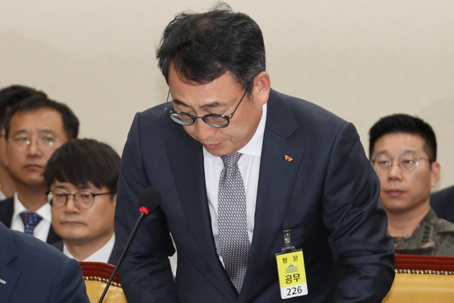 유영상 SK텔레콤 대표이사가 30일 국회 과학기술정보방송통신위원회의에서 열린 방송통신 분야 청문회에서 유심 해킹 사태에 대해 사과하고 잇다. 연합뉴스