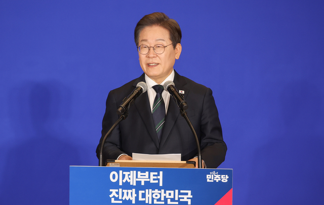이재명 더불어민주당 대선 후보가 30일 서울 여의도 국회 의원회관에서 열린 더불어민주당 제21대 대통령선거 ‘진짜 대한민국’ 중앙선거대책위원회 출범식에서 연설하고 있다.  연합뉴스