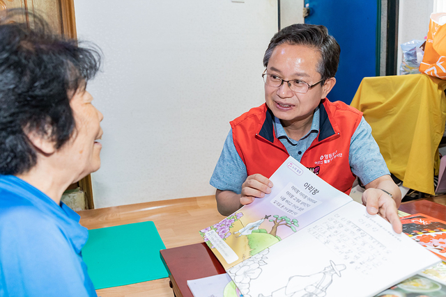 어르신 가정에 찾아가 돌봄을 제공하고 있는 최호권 영등포구청장 (오른쪽). 영등포구청 제고