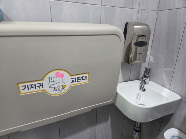 경기 안양시가 설치한 영유아 전용 수전. 안양시청 제공