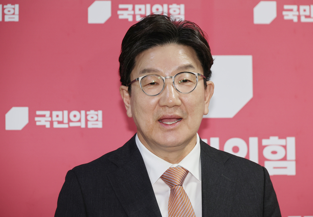 권성동 국민의힘 원내대표가 1일 서울 여의도 국회에서 이재명 더불어민주당 대선후보의 공직선거법 위반 혐의 사건에 관한 대법원 상고심 선고 후 브리핑을 하고 있다. 연합뉴스