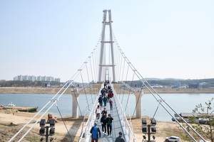 여주 남한강 출렁다리 개통…경기동부 관광산업 중심축 될 전망
