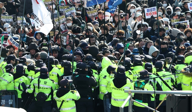 지난 1월 4일 서울 용산구 대통령 관저 인근에서 민주노총 집회 참가자들이 관저 방향으로 행진을 하려 하자 경찰들이 막아서고 있다. 뉴시스