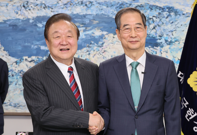 대통령 선거 출마를 선언한 한덕수 전 국무총리가 3일 서울 여의도 국회 헌정기념관을 방문, 정대철 헌정회장과 악수하고 있다. 연합뉴스