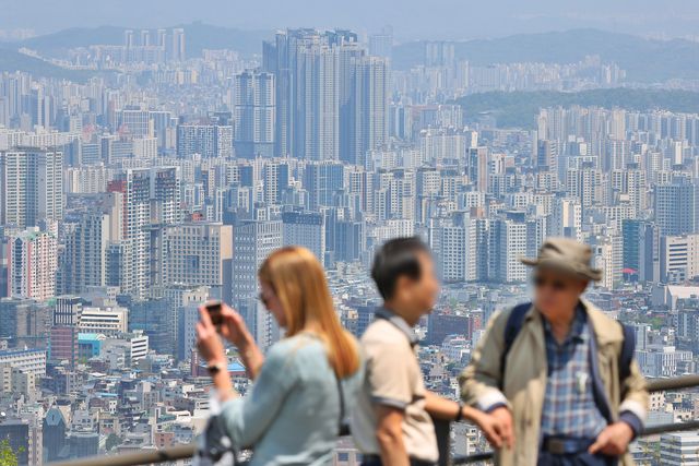 4월 28일 남산에서 바라본 서울 시내 아파트 단지.