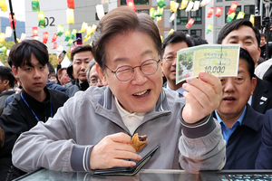 [속보]이재명 “소상공인에 계엄 피해보전…지역화폐 확대”