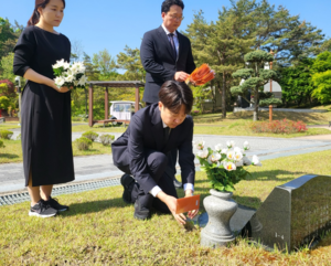 5·18 묘지에 손편지 남긴 이준석, “오월 광주 정신 살려 정치 바로 세울 것”