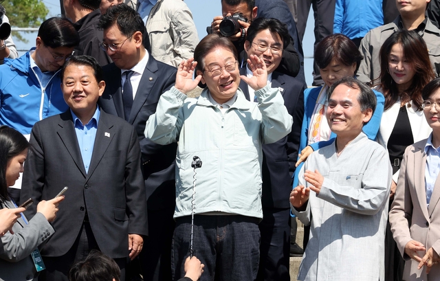 이재명(가운데) 더불어민주당 대통령 선거 후보가 4일 경북 영주시에서 시민들에게 인사를 하고 있다. 뉴시스