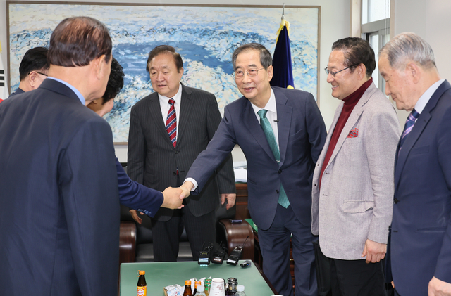 한덕수 전 국무총리가 3일 서울 여의도 국회 헌정기념관을 찾아 정대철 헌정회장 등 회원들과 인사를 나누고 있다. 연합뉴스