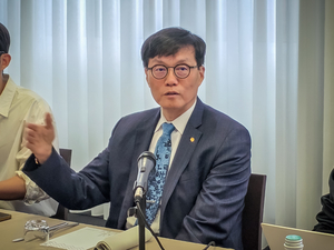 이창용 “정치불안, 소비·투자에 영향…금리 낮출 이유 더 많아”