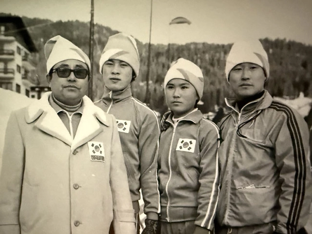 장명희(왼쪽부터) 아시아빙상경기연맹 회장이 지난 1976년 1월 이탈리아에서 열린 세계주니어스피드스케이팅선수권 대회에서 이영하·이남순 선수, 박창섭 코치와 기념 촬영을 하고 있다. 당시 이영하는 한국 빙속 최초로 세계선수권에서 종합 우승을 차지했다. 장명희 회장 제공