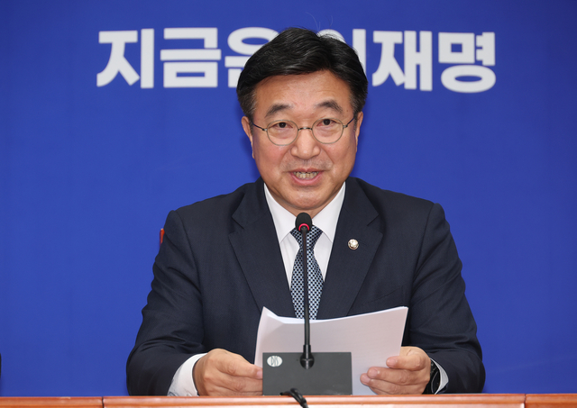 5일 서울 여의도 국회에서 윤호중 더불어민주당 총괄선대본부장이 기자간담회를 하고 있다. 연합뉴스