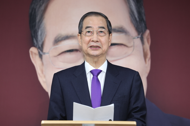 한덕수 무소속 대통령선거 예비후보가 7일 서울 여의도 선거캠프 사무실에서 열린 기자회견에서 대선 단일화와 관련한 입장을 밝히고 있다. 연합뉴스