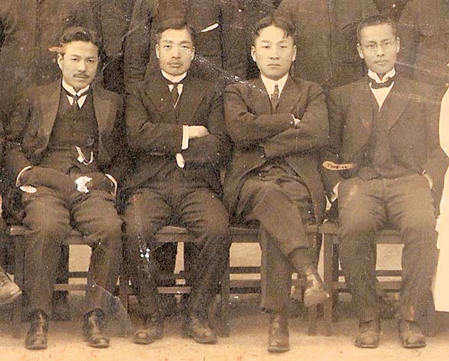 1922년 3월 18일 중앙학교(중앙고등보통학교) 제1회 졸업식에서 김성수(왼쪽부터), 최두선, 송진우, 현상윤 등 교장 교사들이 기념 촬영한 모습. 고하송진우선생기념사업회 제공